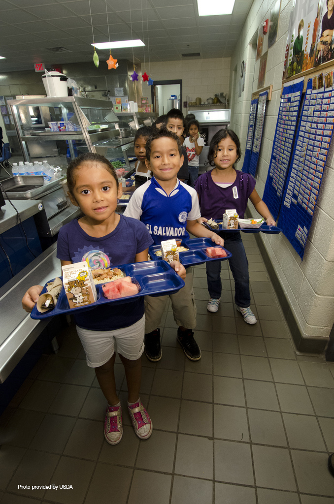 usda_kids in school lunch line